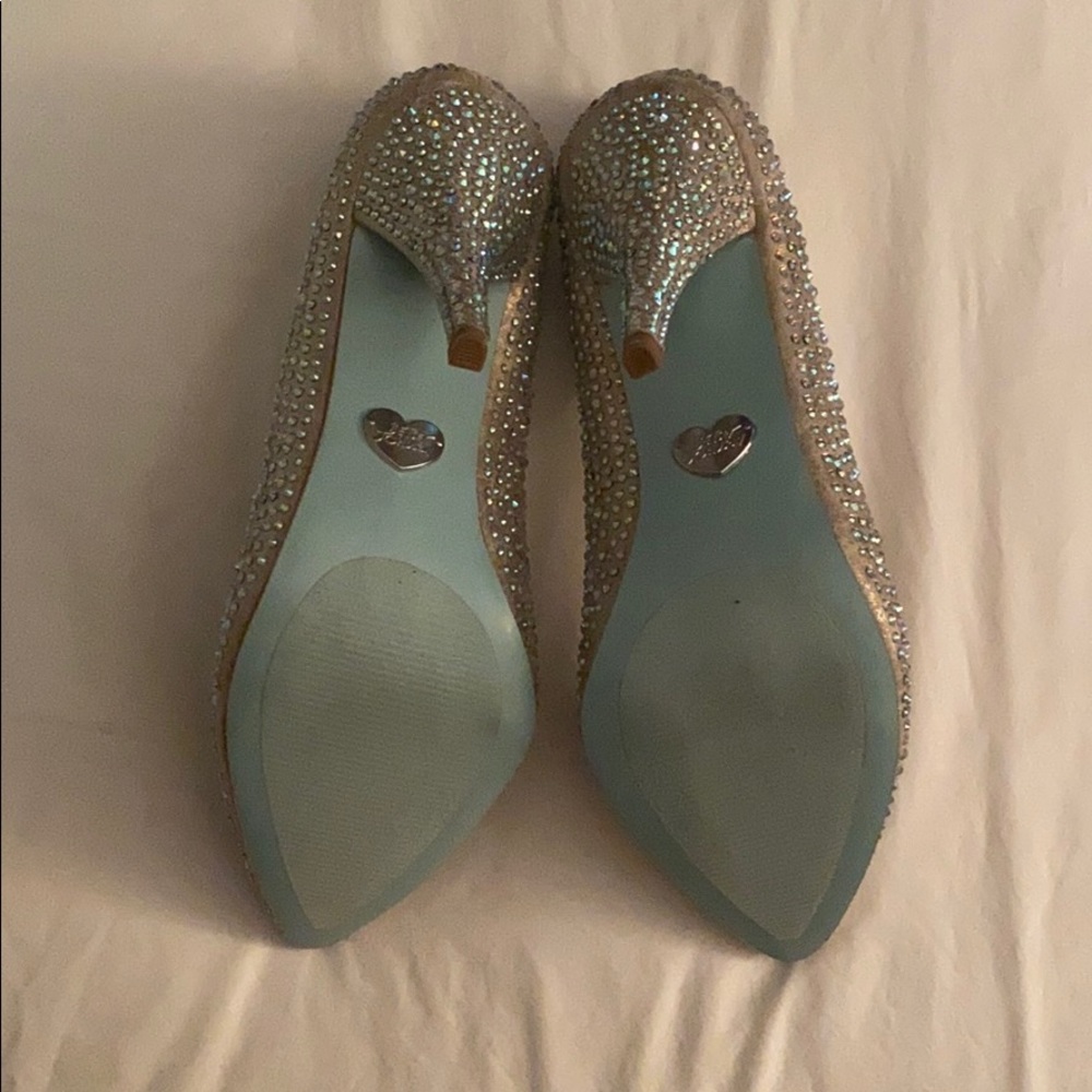 Betsy Johnson Bridal shoes blue bottom - Picture 2 of 4